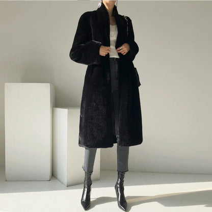 Manteau long et élégant en faux vison noir pour femme