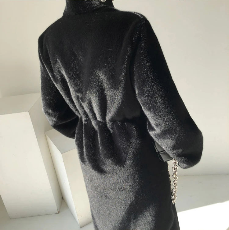 Manteau long et élégant en faux vison noir pour femme