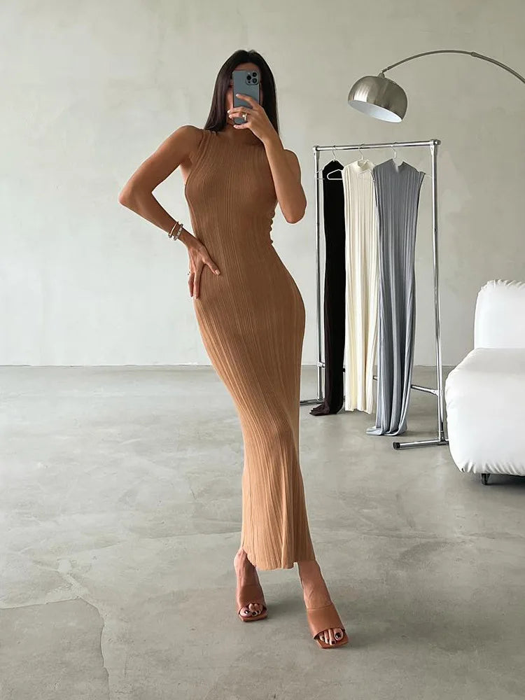 Robe longue à col roulé et sans manches pour femme