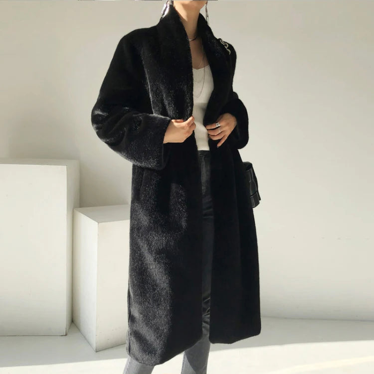 Manteau long et élégant en faux vison noir pour femme