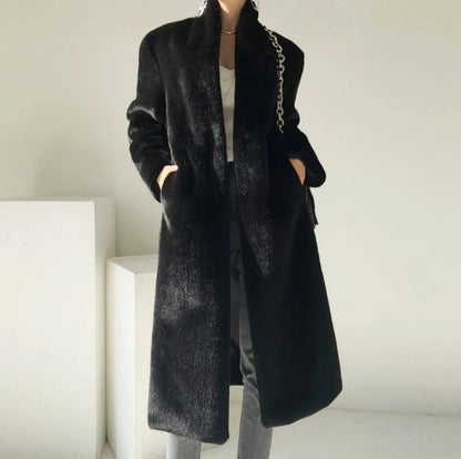 Manteau long et élégant en faux vison noir pour femme