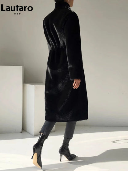 Manteau long et élégant en faux vison noir pour femme