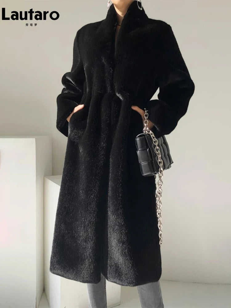 Manteau long et élégant en faux vison noir pour femme