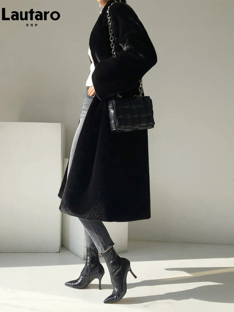 Manteau long et élégant en faux vison noir pour femme