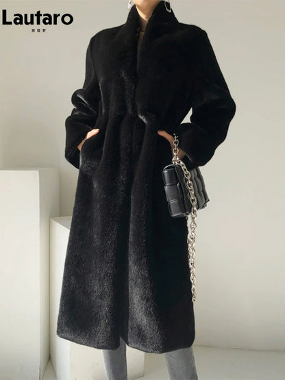 Manteau long et élégant en faux vison noir pour femme